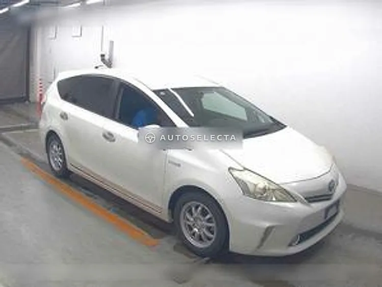 Toyota Prius Alpha 2011, photo 1 of 1