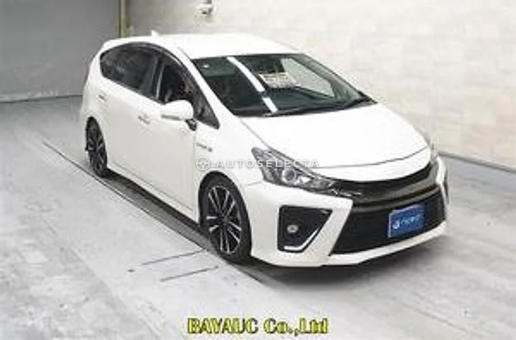 Toyota Prius Alpha 2017, photo 1 of 1