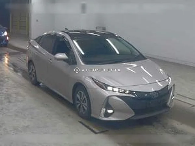 Toyota Prius PHV 2017, auction grade R