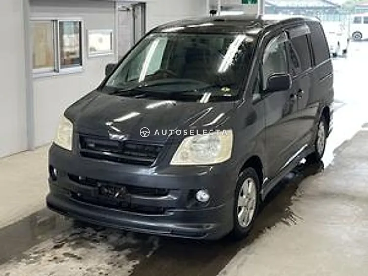 Toyota Noah 2004, photo 1 of 1