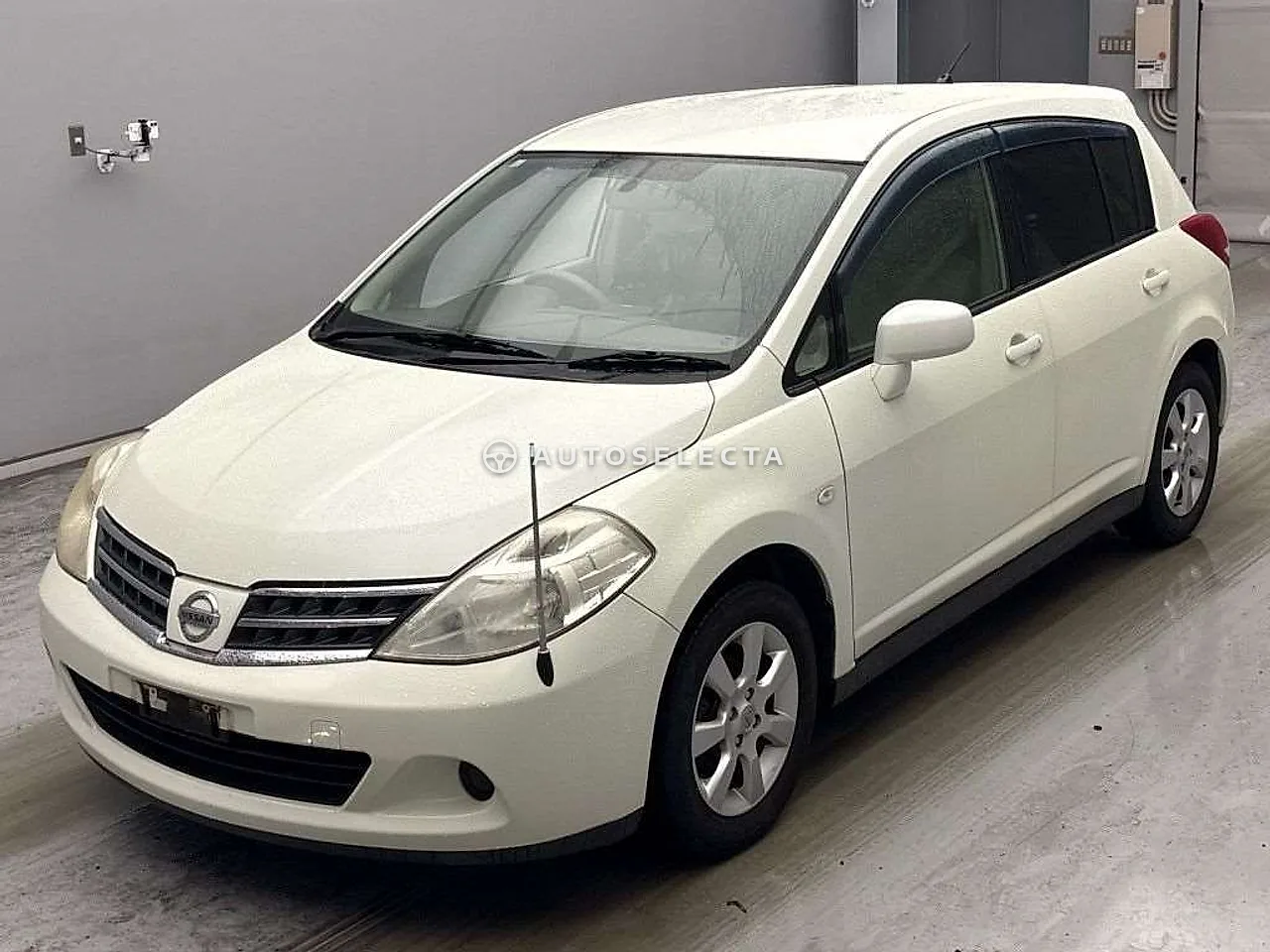 Nissan Tiida 2009, photo 1 of 2