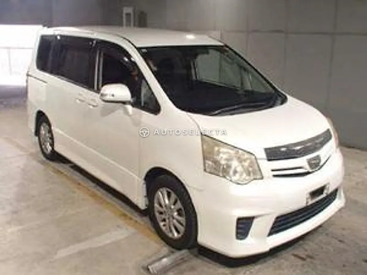 Toyota Noah 2010, photo 1 of 1