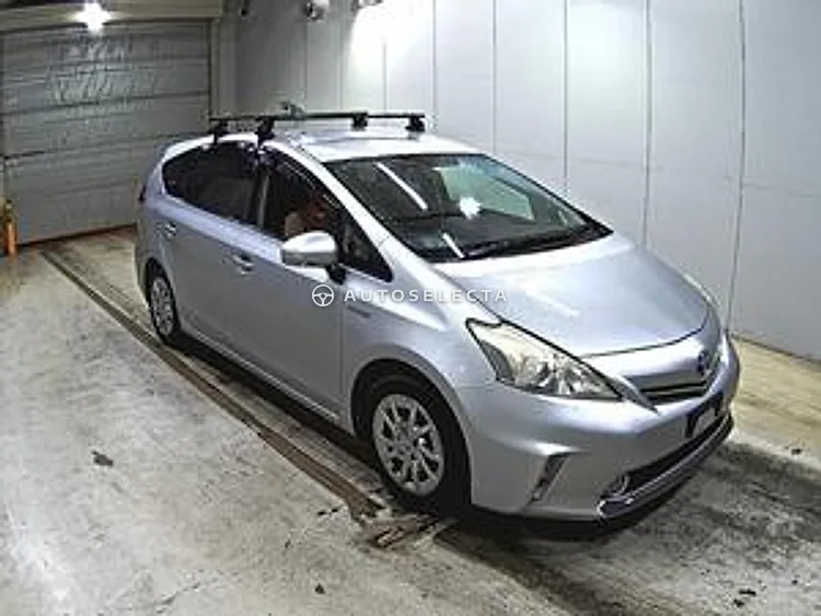 Toyota Prius Alpha 2013, photo 1 of 1