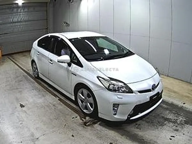 Toyota Prius 2015, auction grade 3.5