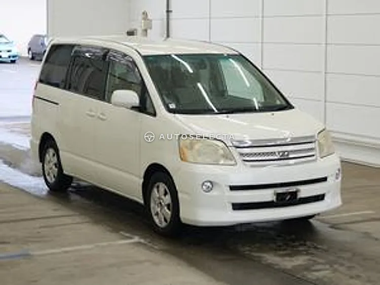 Toyota Noah 2005, photo 1 of 6