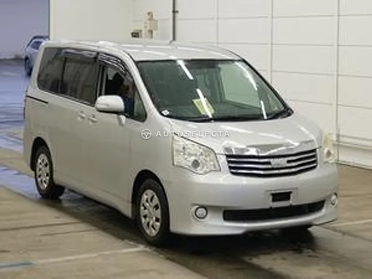 Toyota Noah 2012, photo 1 of 6