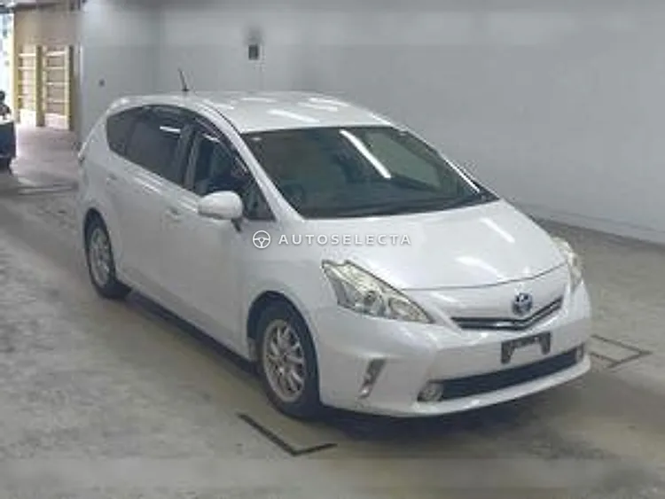 Toyota Prius Alpha 2013, photo 1 of 1