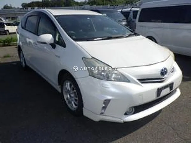 Toyota Prius Alpha 2013