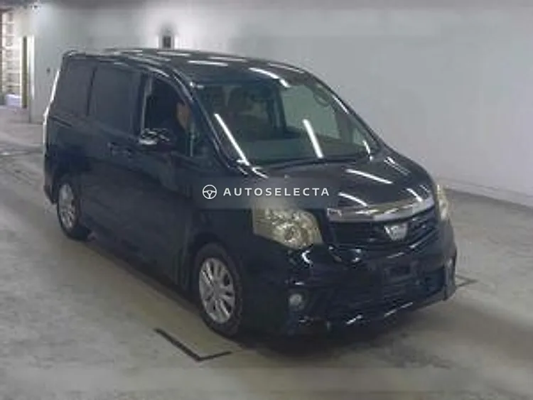 Toyota Noah 2010, photo 1 of 1
