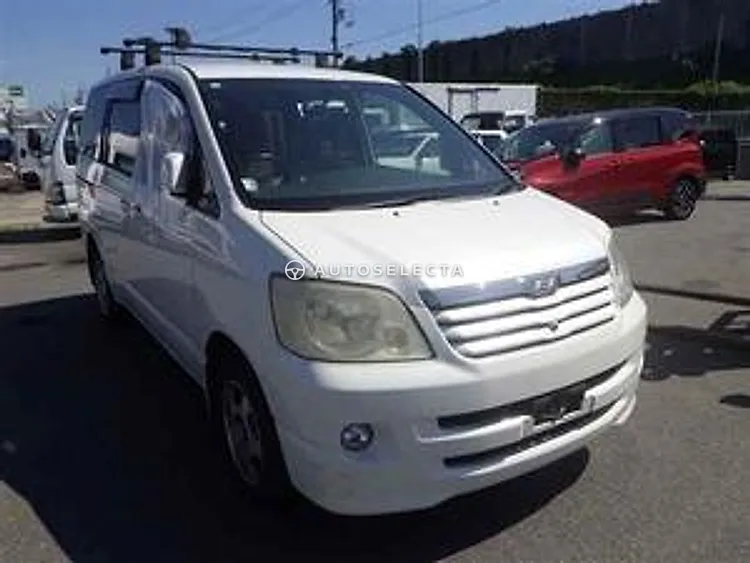 Toyota Noah 2003, photo 1 of 1