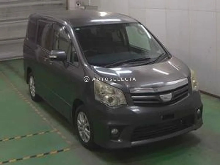 Toyota Noah 2011, photo 1 of 1