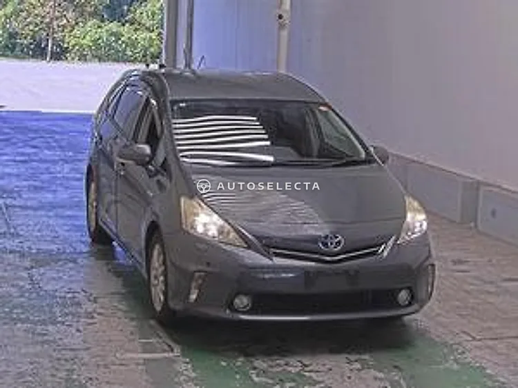 Toyota Prius Alpha 2011, photo 1 of 1