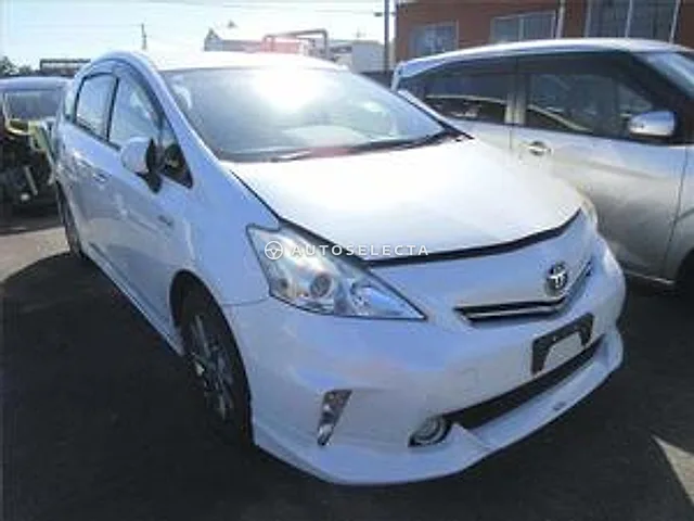 Toyota Prius Alpha 2014