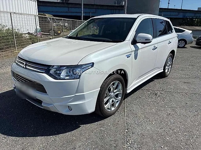 Mitsubishi Outlander PHEV 2014, auction grade RA