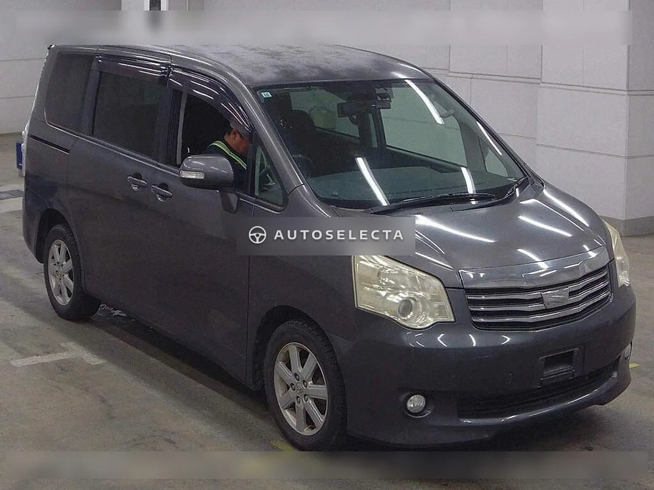 Toyota Noah 2010, photo 1 of 1
