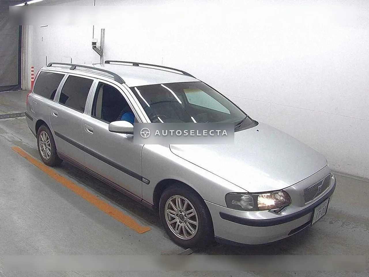 Volvo V70 2004, photo 1 of 6