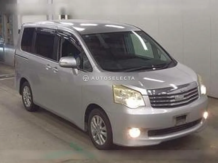 Toyota Noah 2010, photo 1 of 1