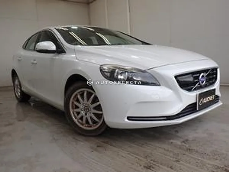 Volvo V40 2015, photo 1 of 11