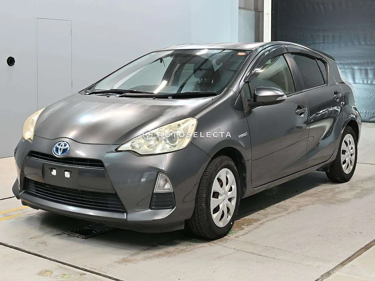 Toyota Aqua 2013, photo 1 of 11