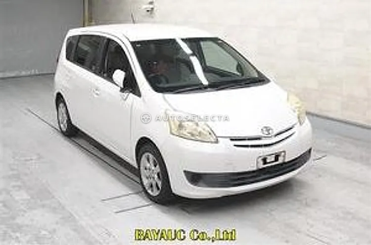 Toyota Passo Sette 2011, photo 1 of 1
