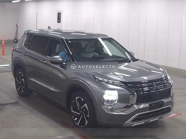 Mitsubishi Outlander PHEV 2022, auction grade 3.5