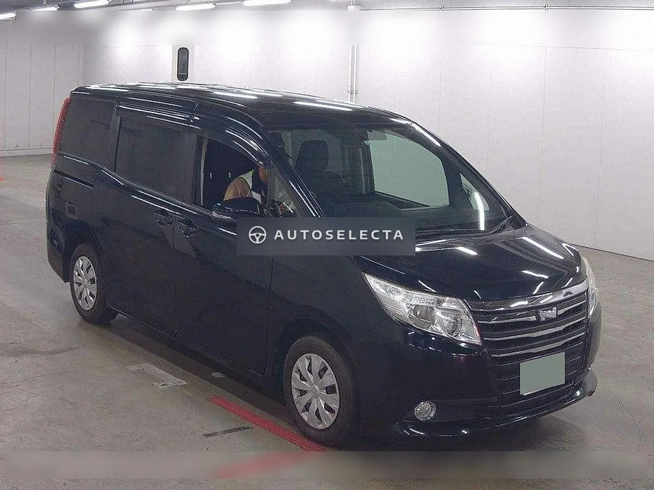 Toyota Noah 2014, photo 1 of 6