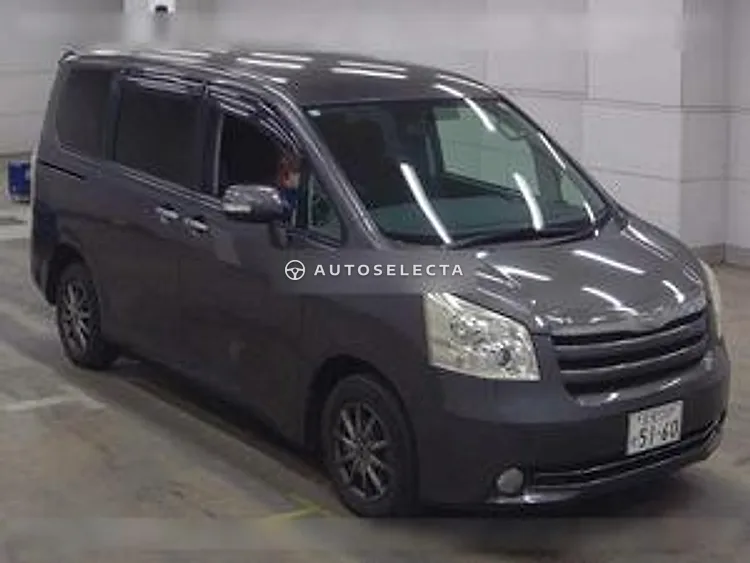 Toyota Noah 2010, photo 1 of 1