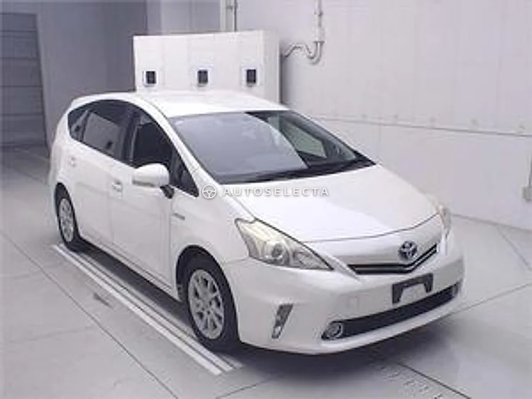 Toyota Prius Alpha 2013, photo 1 of 1