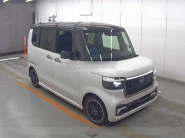 Honda N-BOX Custom 2023, auction grade 3.5