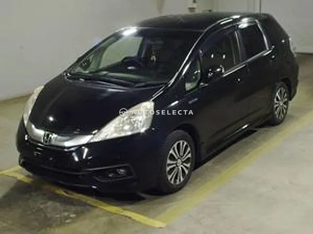 Honda Fit Shuttle Hybrid 2013, auction grade 3