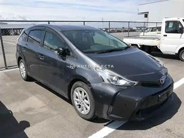 Toyota Prius Alpha 2015