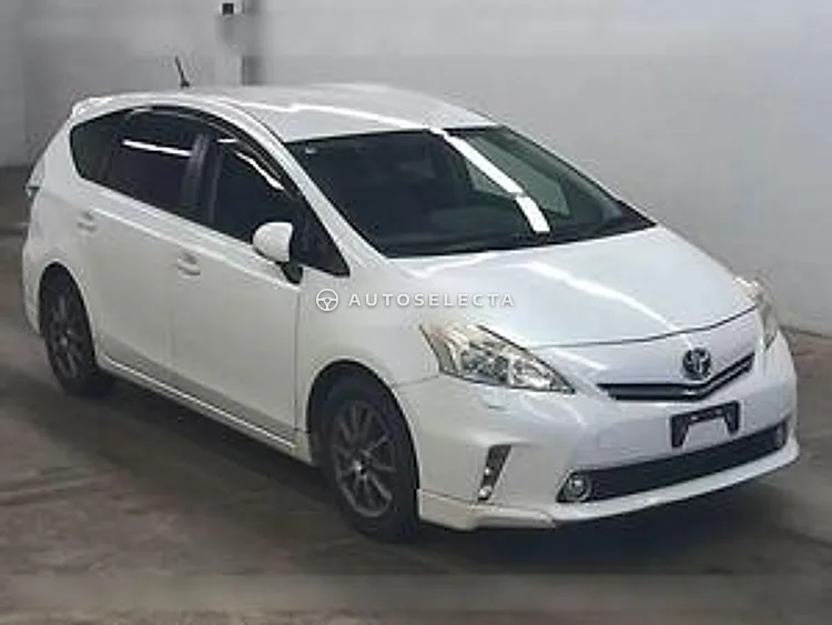 Toyota Prius Alpha 2013, photo 1 of 1