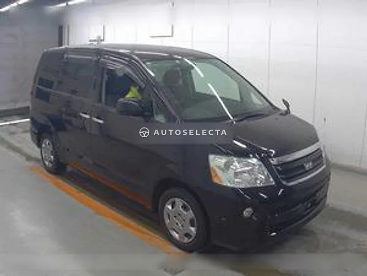 Toyota Noah 2005, photo 1 of 1