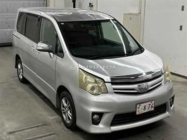 Toyota Noah 2010