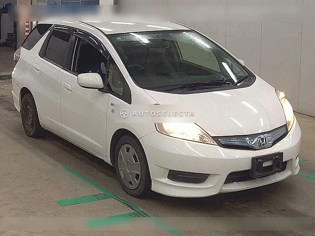 Honda Fit Shuttle Hybrid 2014, auction grade 3.5