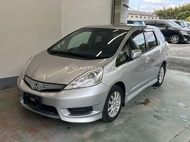 Honda Fit Shuttle Hybrid 2012, auction grade 3.5