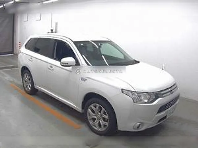 Mitsubishi Outlander PHEV 2013, auction grade 3.5