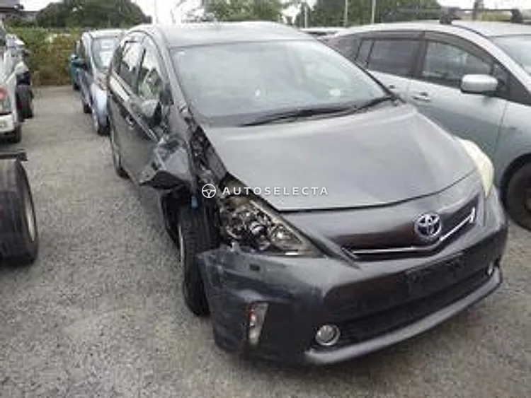 Toyota Prius Alpha 2013, photo 1 of 1
