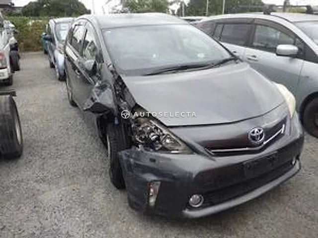 Toyota Prius Alpha 2013