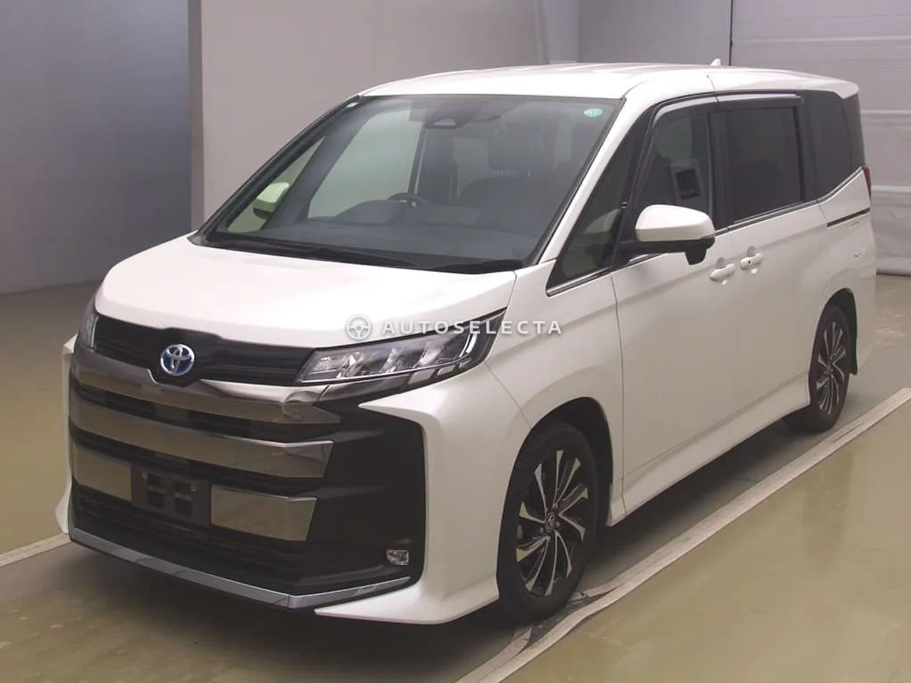 Toyota Noah 2023, photo 1 of 2