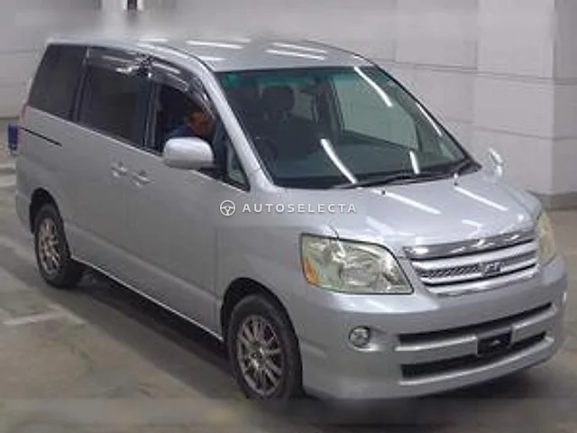Toyota Noah 2005