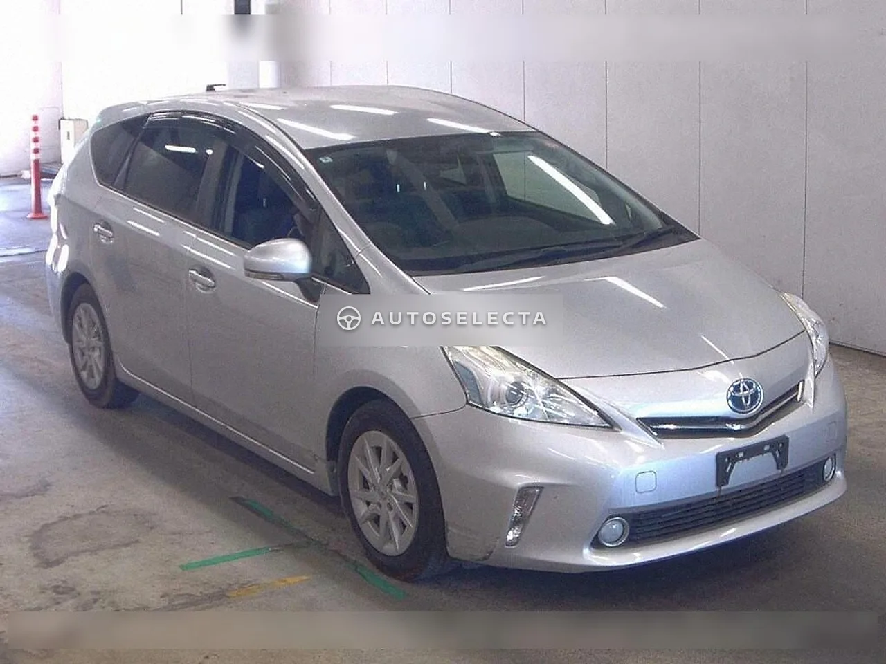 Toyota Prius Alpha 2014, photo 1 of 1
