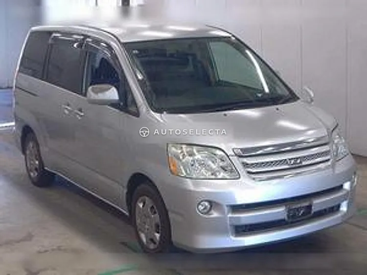 Toyota Noah 2005, photo 1 of 6