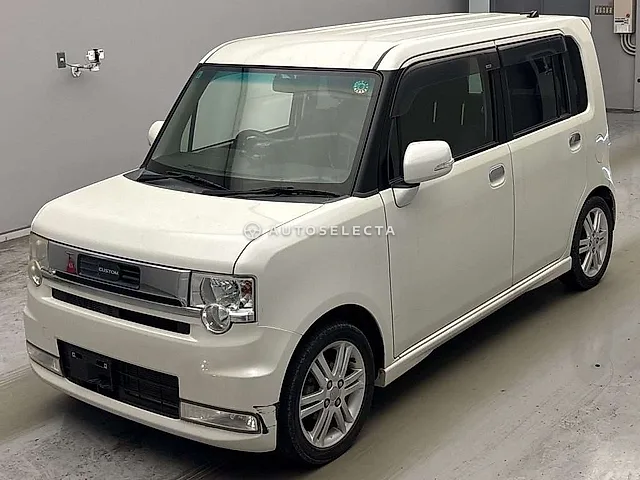 Daihatsu Move Conte 2013, auction grade 3