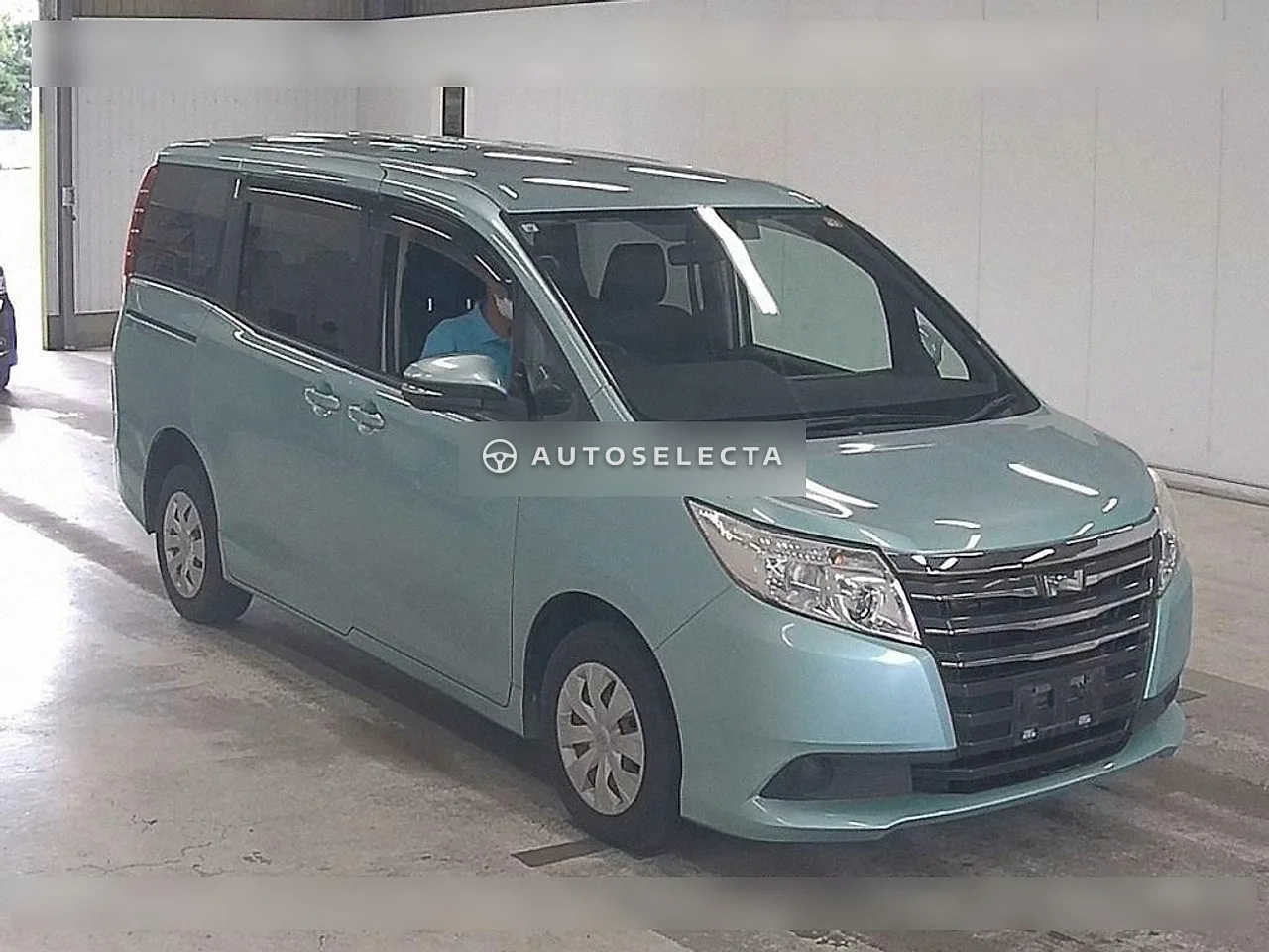 Toyota Noah 2015, photo 1 of 1
