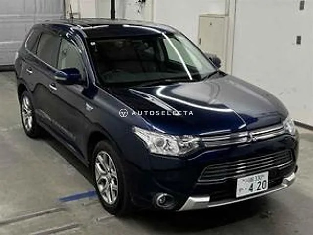 Mitsubishi Outlander PHEV 2014, auction grade 3.5