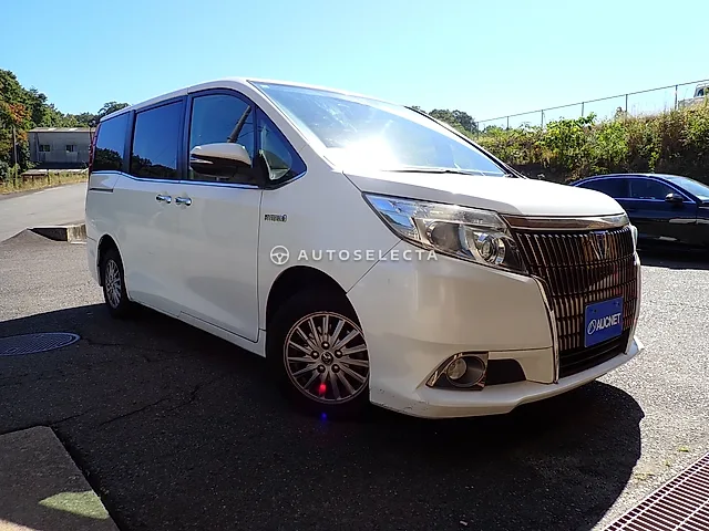 Toyota Esquire 2015, auction grade 3