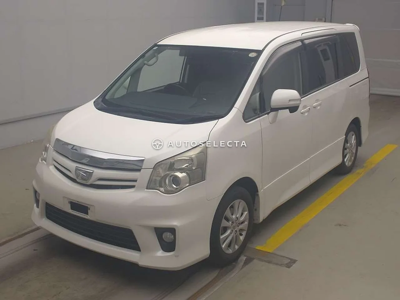 Toyota Noah 2011, photo 1 of 2