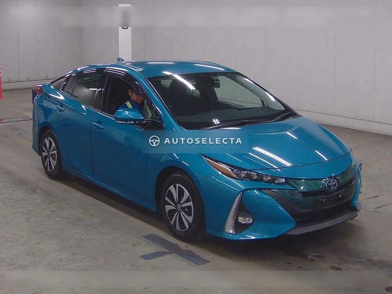 Toyota Prius PHV 2019, photo 1 of 6