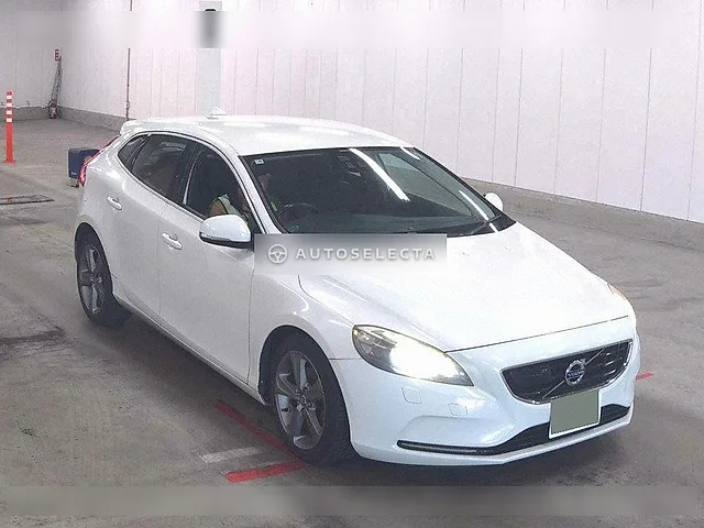 Volvo V40 2013, auction grade 4
